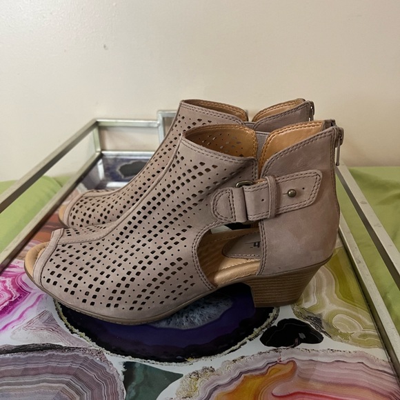 ⚡️⚡️$8 flash sale 😮👏 Earth Taupe Perforated Ankle Booties - Picture 5 of 5